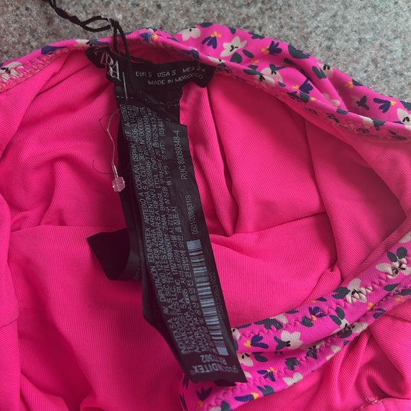 Low back flower one piece - Picture 7 of 9